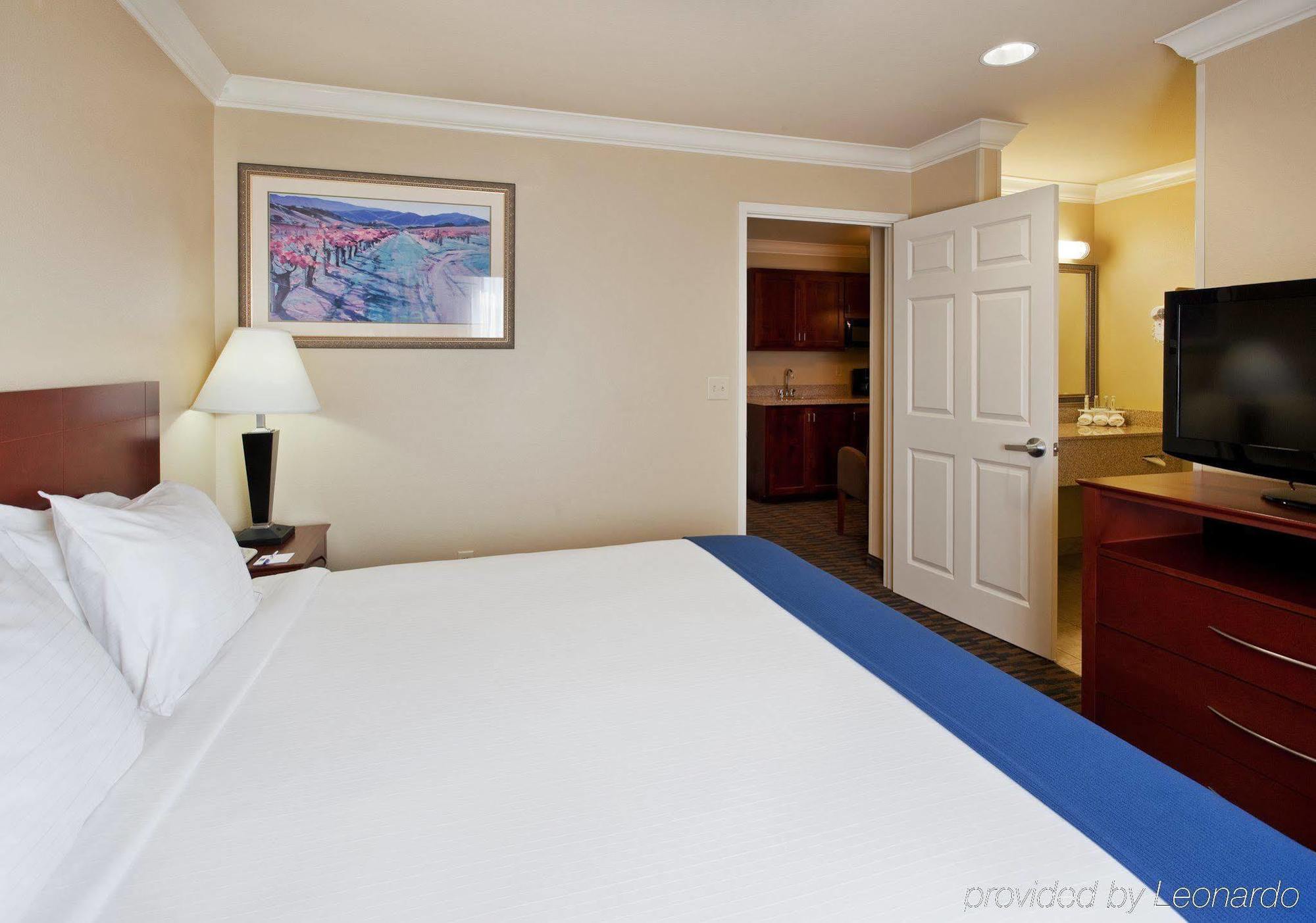 Holiday Inn Express & Suites Watsonville By Ihg Room photo