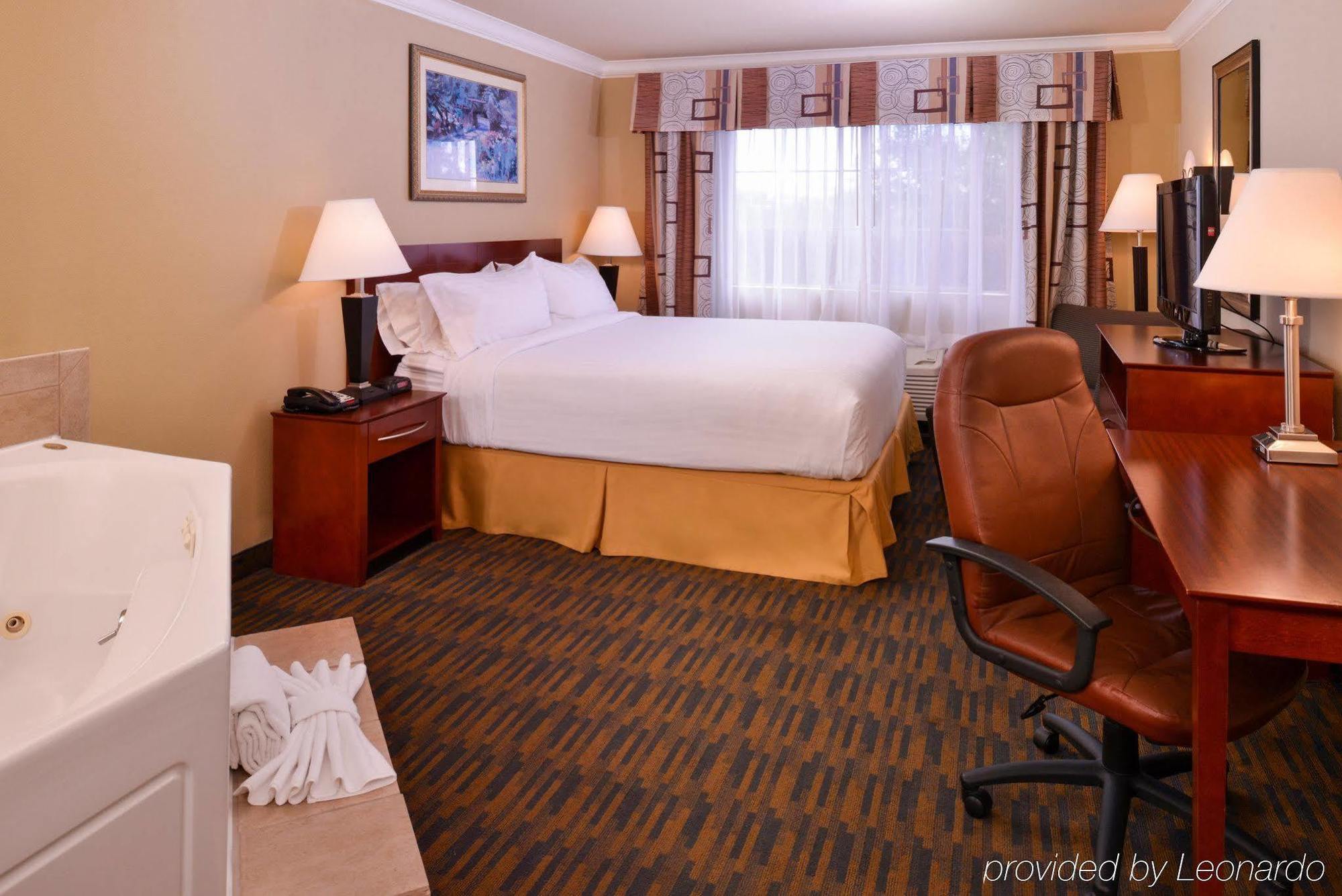Holiday Inn Express & Suites Watsonville By Ihg Exterior photo