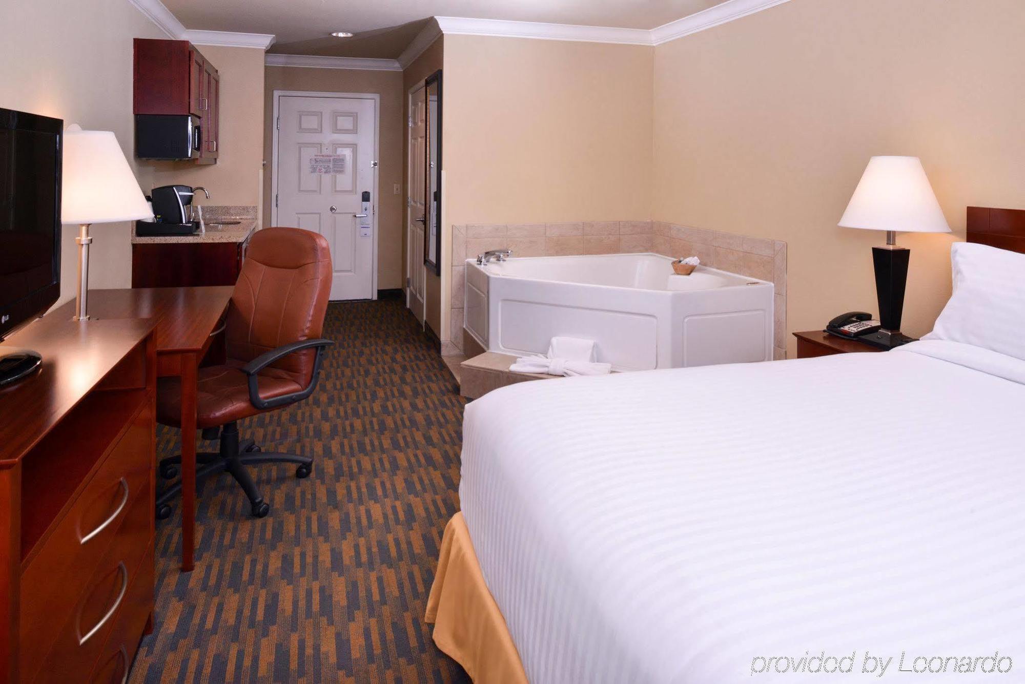 Holiday Inn Express & Suites Watsonville By Ihg Exterior photo